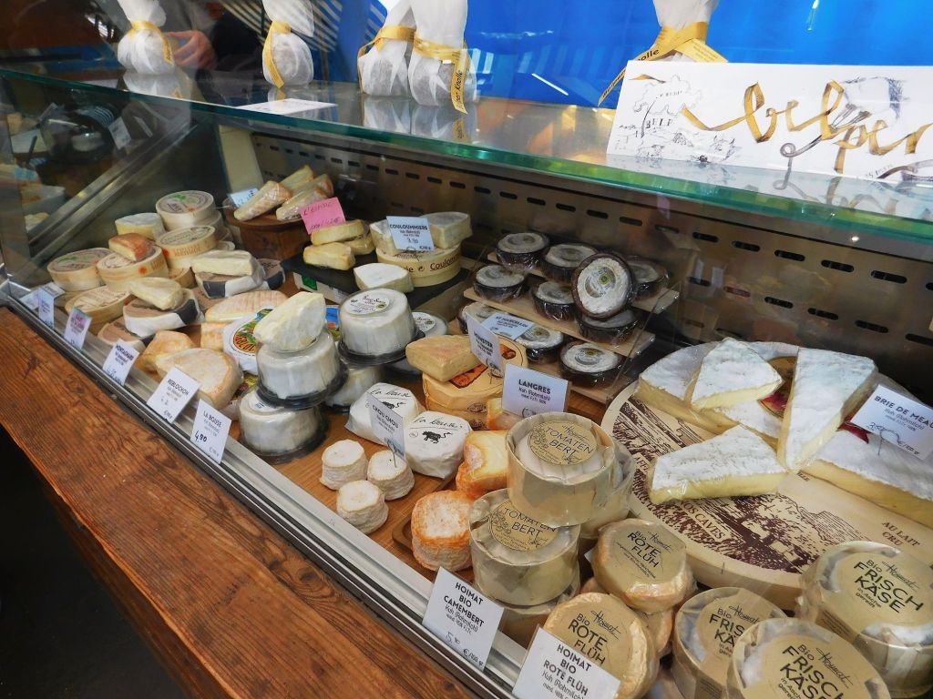 Viktualienmarkt Munich: Best stalls, local delicacies & insider tips - Caseus (Alpine cheeses)