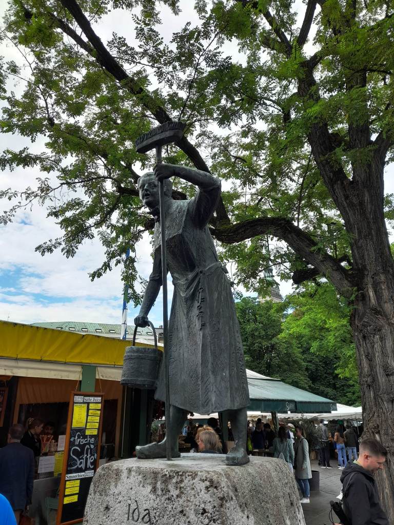 Viktualienmarkt Munich: Best stalls, local delicacies & insider tips