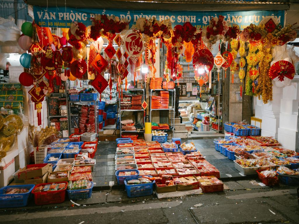Night markets and local delicacies in Vietnam